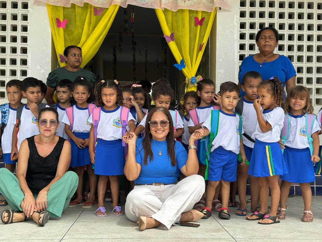 Prefeitura beneficia crianças com kits escolares e fortalece a educação infantil